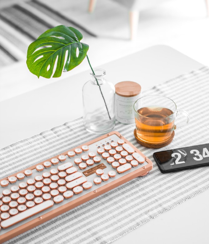 机の上に置かれたキーボードのオブジェ